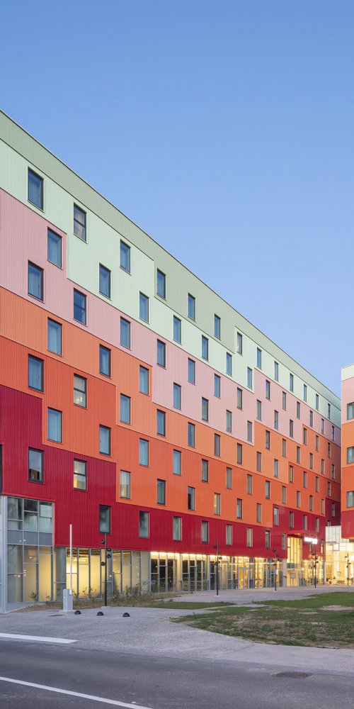 Shuttle transport near Charles de Gaulle Airport hotel