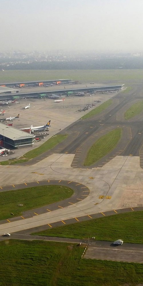 Shuttle bus service near Indira Gandhi Airport